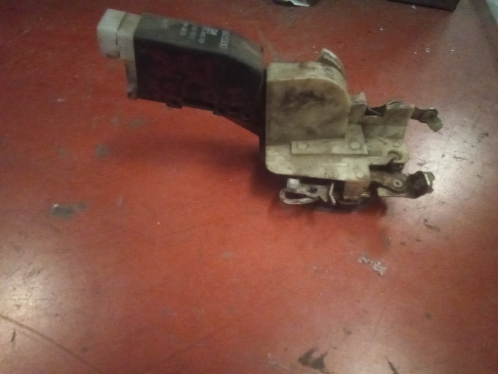 Cerradura delantera izquierda opel Astra f '91