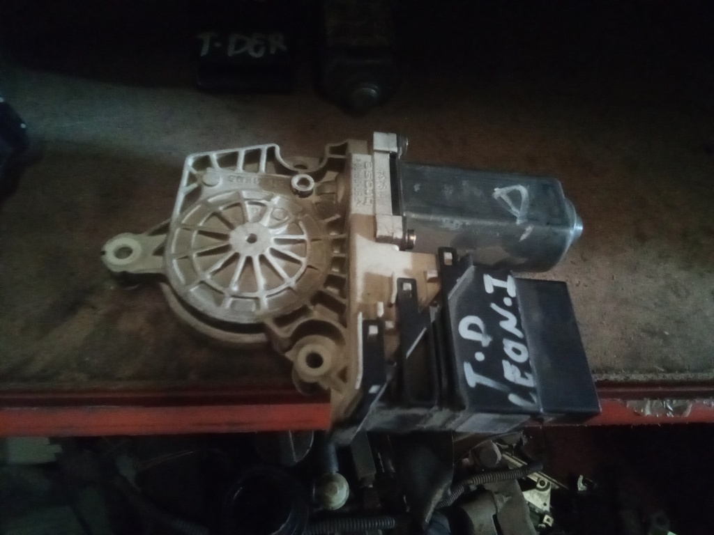Motor elevalunas trasero derecho seat león '01