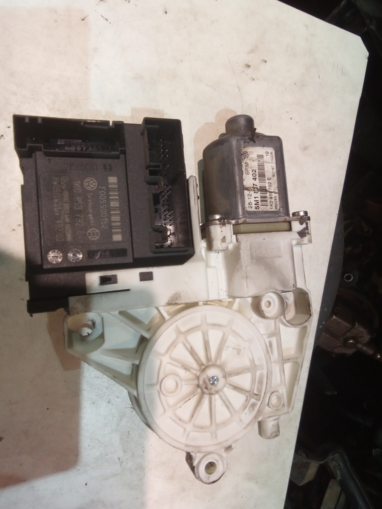 Motor elevalunas delantero derecho Volkswagen golf '06