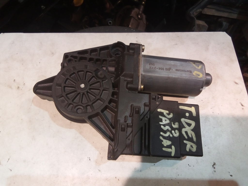Motor elevalunas trasero derecho Volkswagen Passat '00