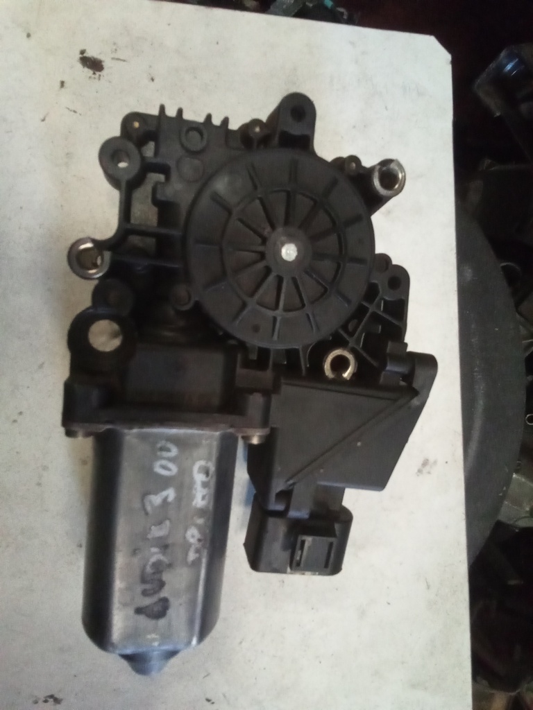Motor elevalunas delantero izquierdo audi a3 '99