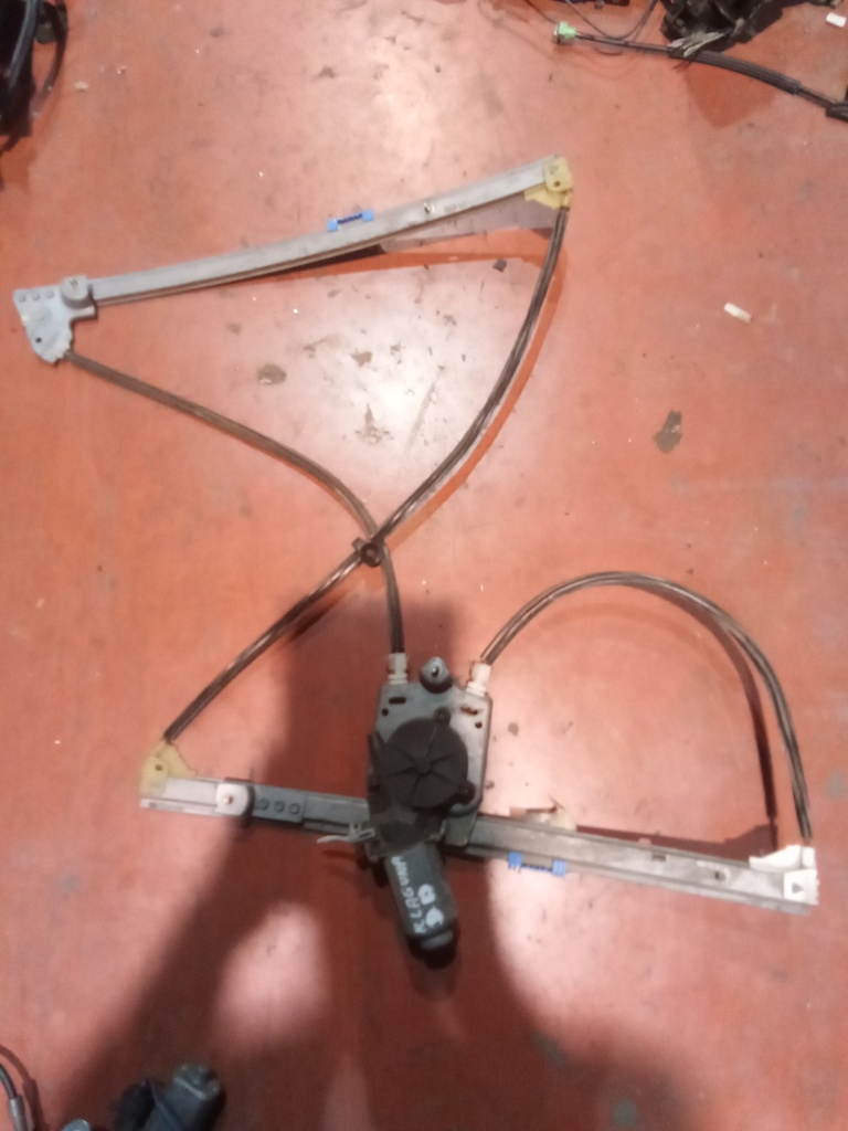 Elevalunas delantero derecho Renault laguna '01