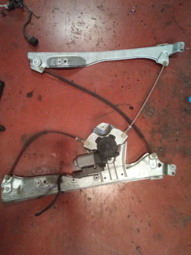 Elevalunas delantero izquierdo Renault Clio III '07