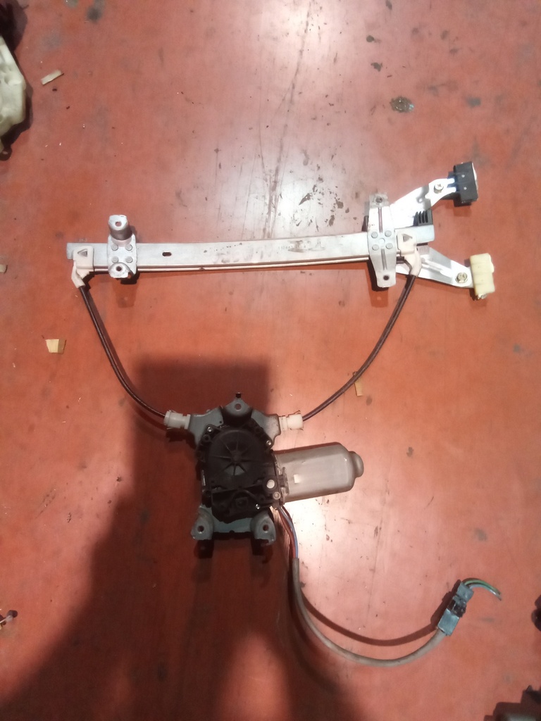 Elevalunas trasero izquierdo Nissan primera '00