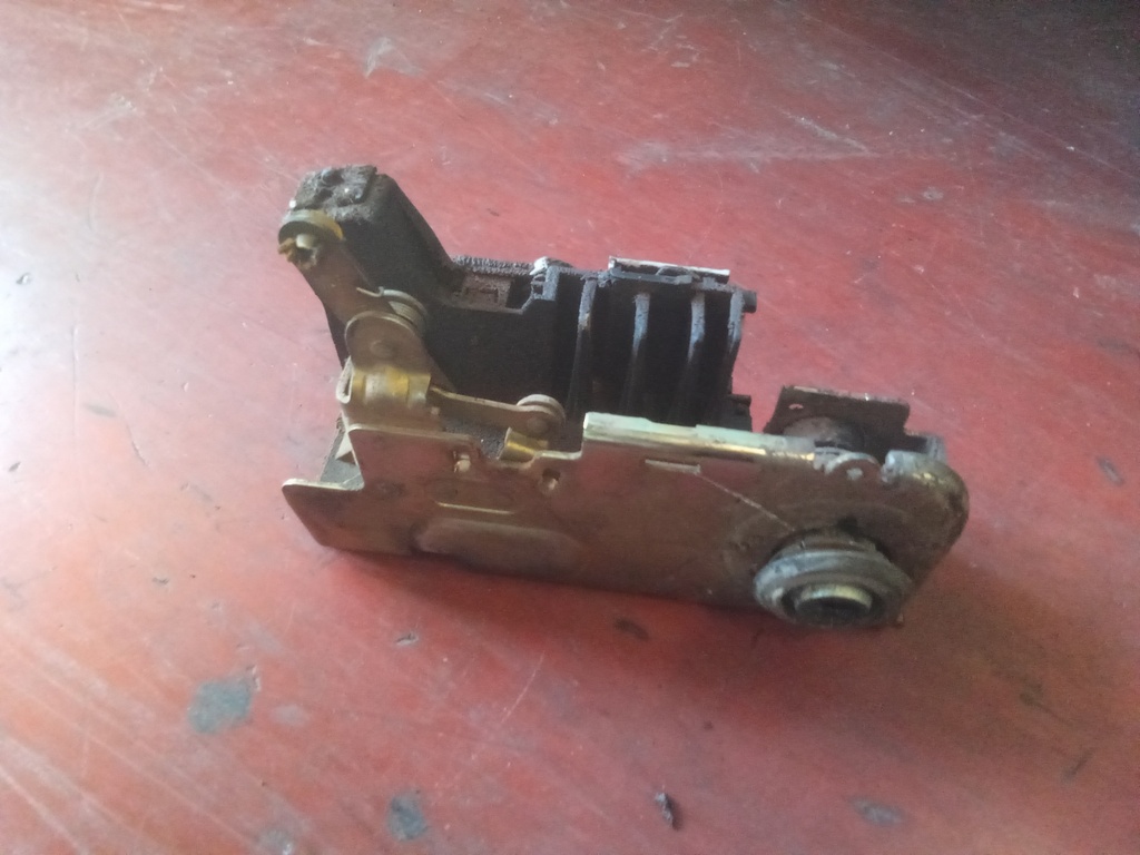 Cerradura trasera derecha Ford transit connect '05