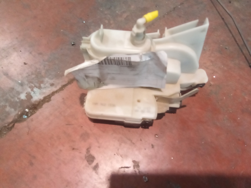 Cerradura trasera izquierda Wolkswagen polo '99