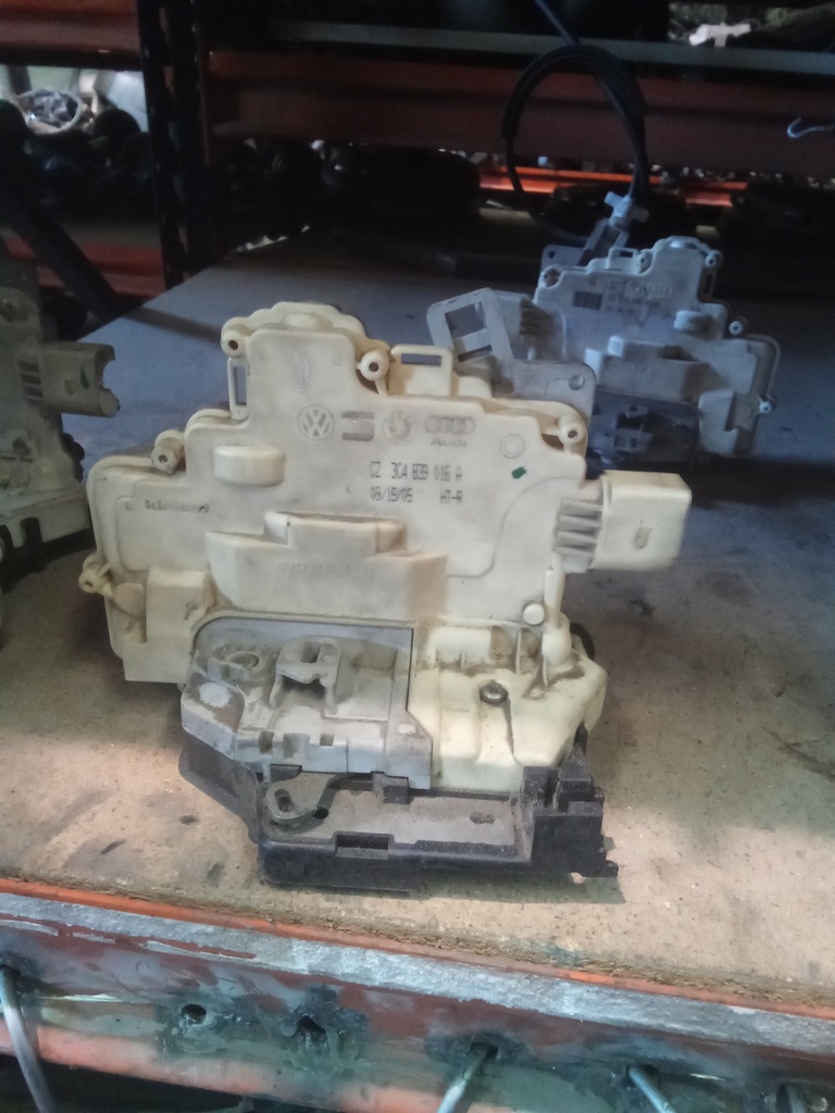 Cerradura trasera derecha Wolkswagen Passat '08