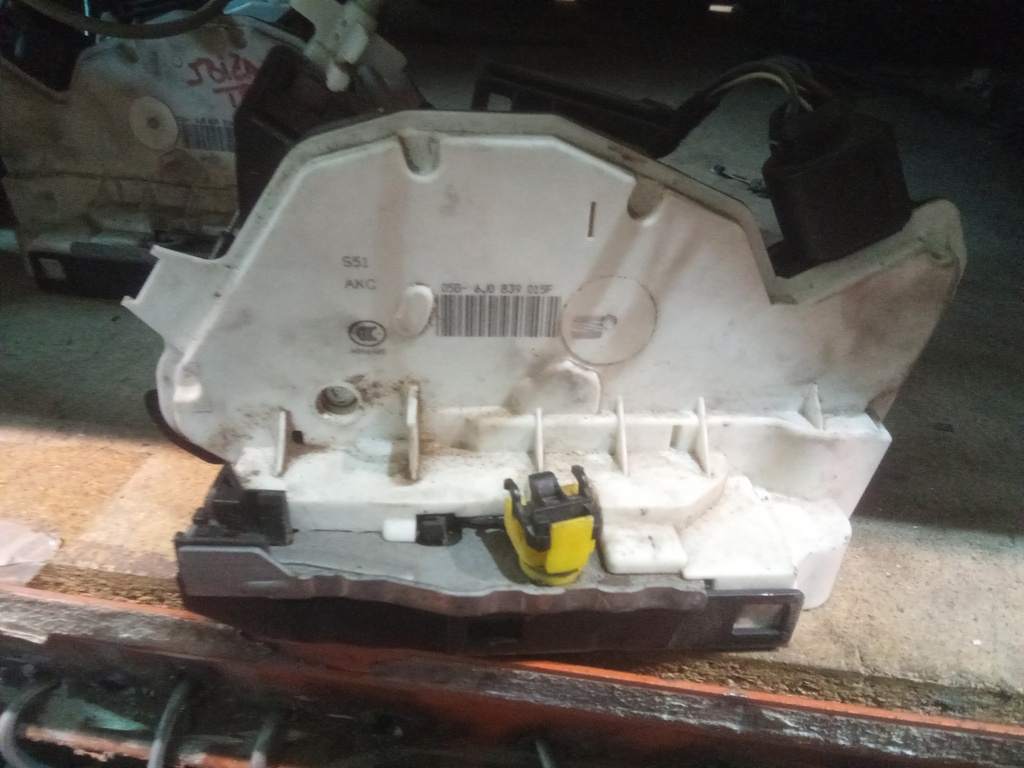 Cerradura trasera izquierda seat Ibiza '11