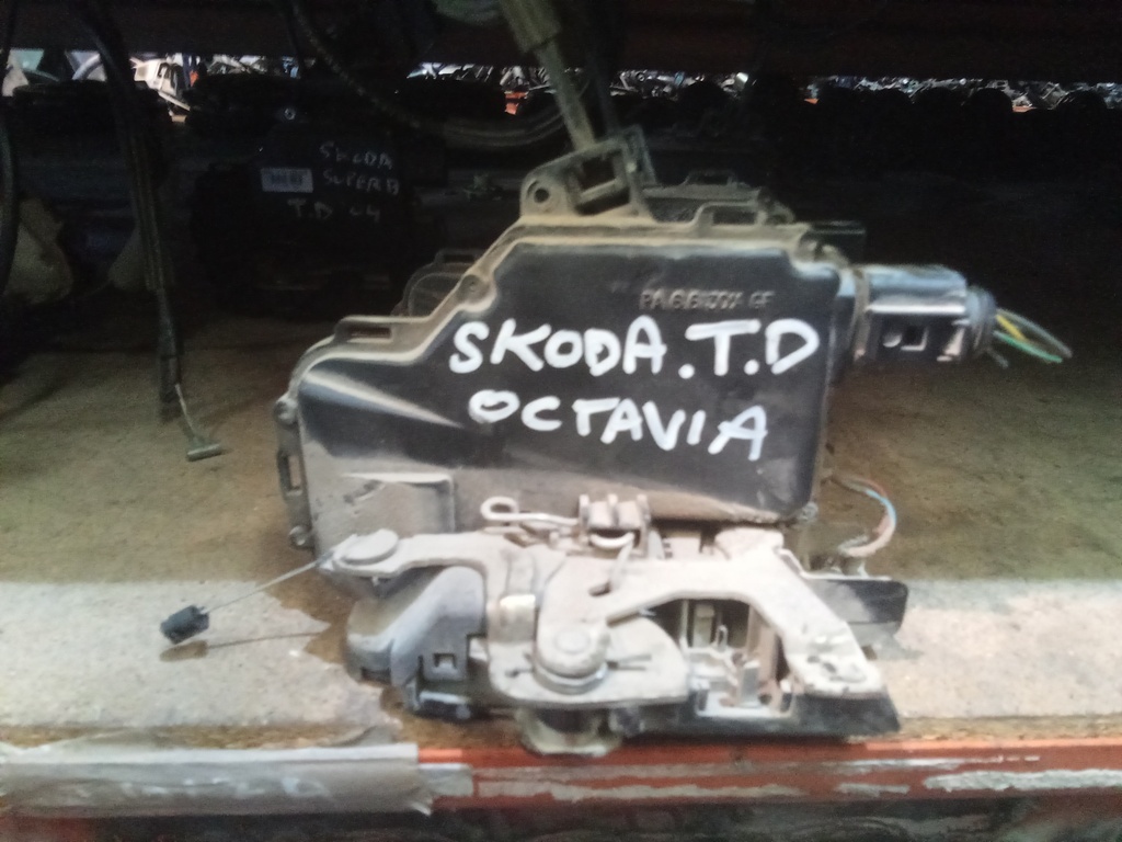 Cerradura trasera derecha skoda Octavia '04