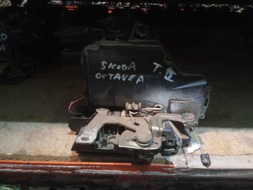 Cerradura trasera izquierda skoda Octavia '04