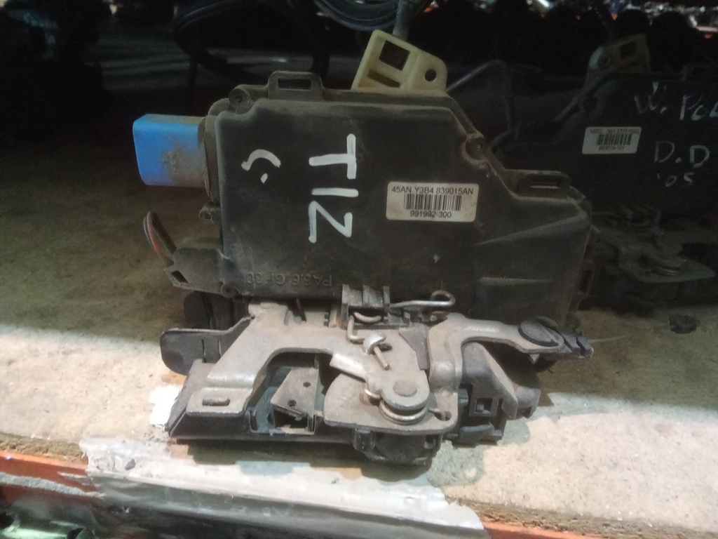 Cerradura trasera izquierda Wolkswagen polo '05