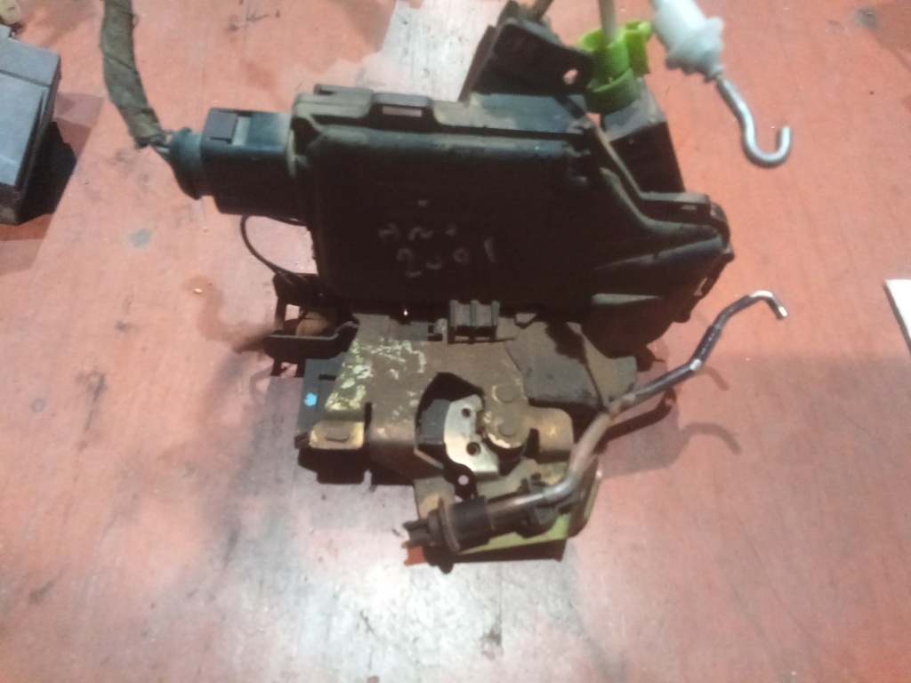 Cerradura trasera izquierda audi a6 '01