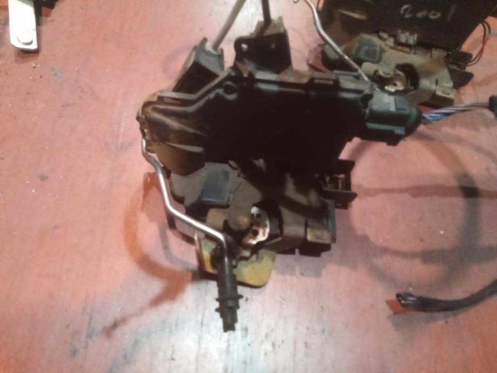 Cerradura trasera derecha audi a6 '01