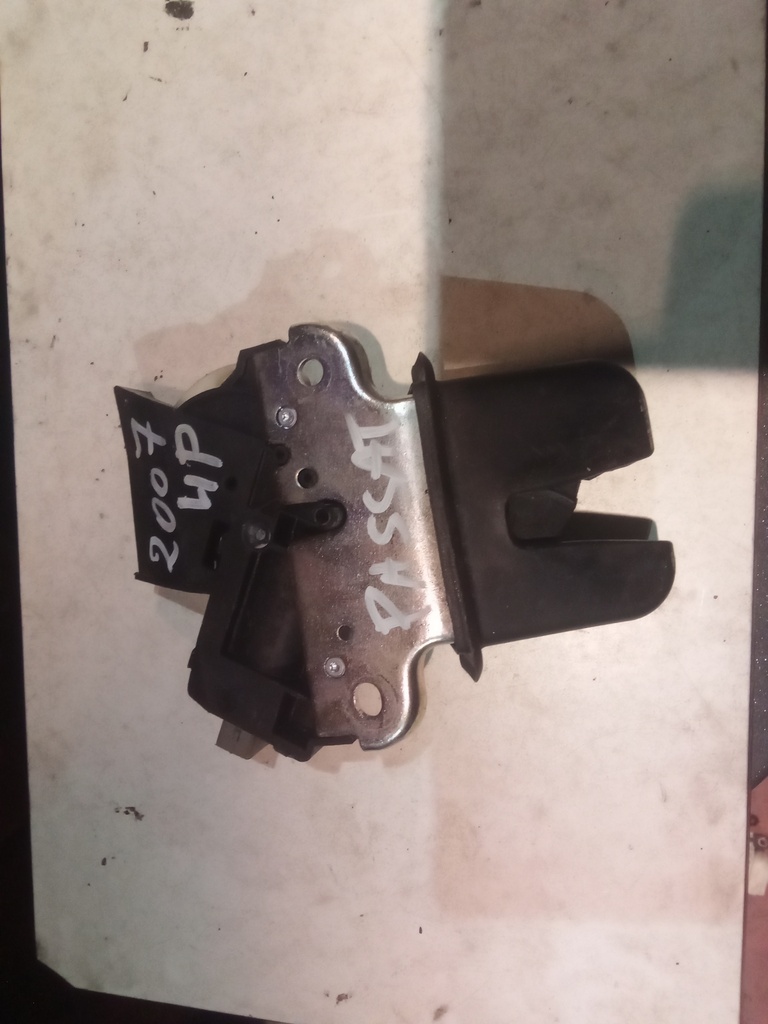 Cerradura maletero Volkswagen Passat '07