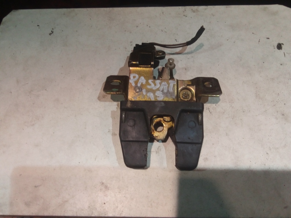 Cerradura maletero Volkswagen Passat '95