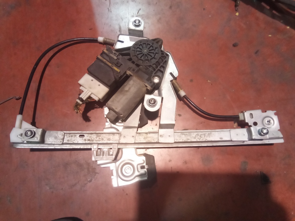 Elevalunas trasero derecho skoda Octavia '00