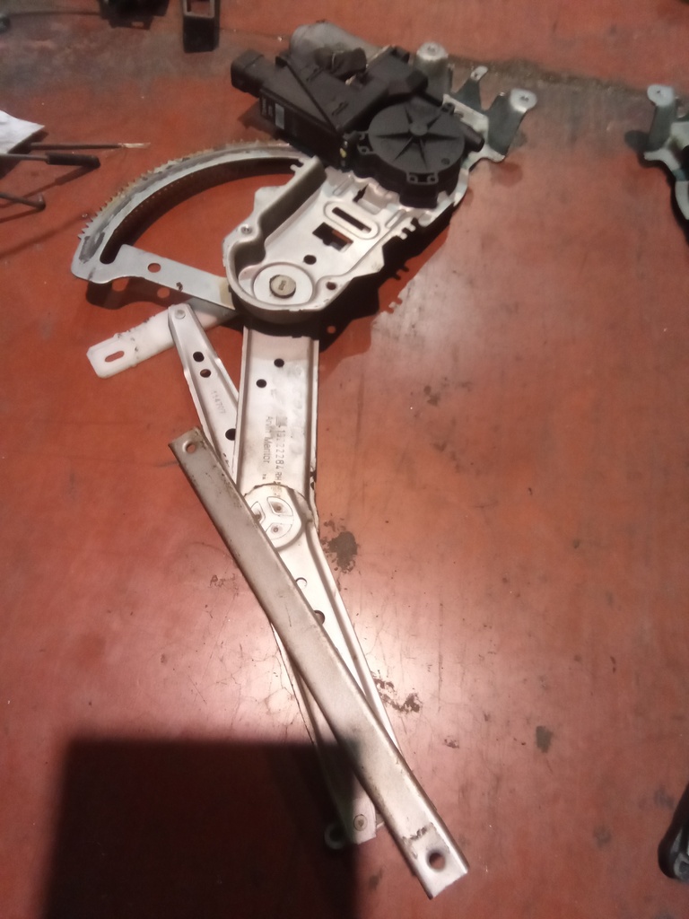 Elevalunas delantero derecho Opel combo c '05