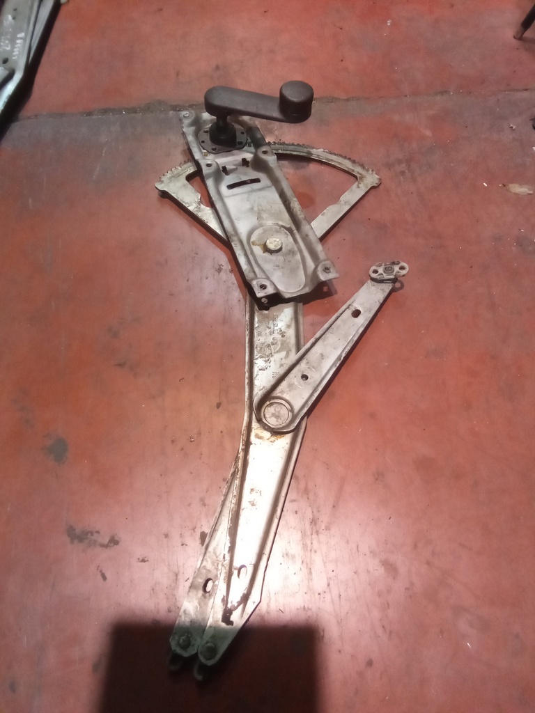 Elevalunas delantero izquierdo manual Opel corsa b '97