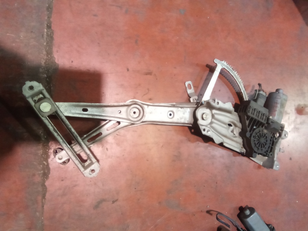 Elevalunas delantero derecho Opel astra g '02