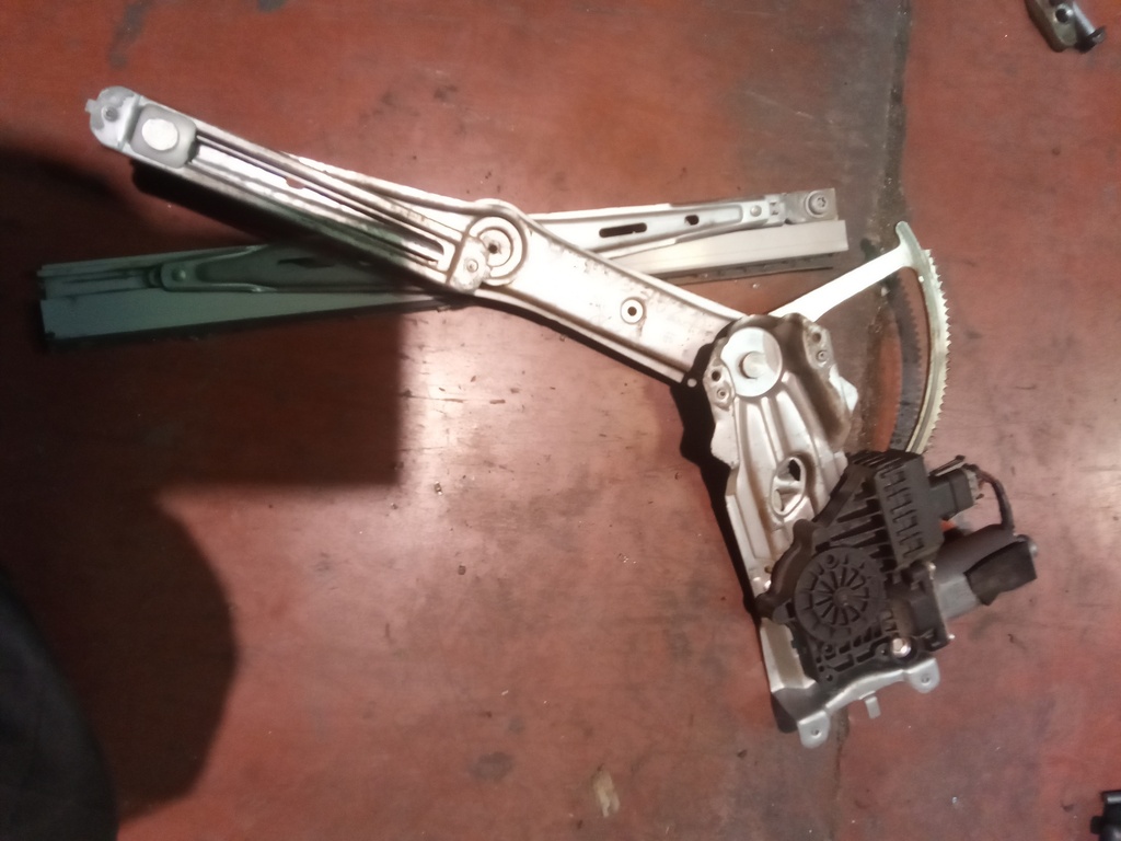 Elevalunas de lantero derecho Opel Zafira a '00