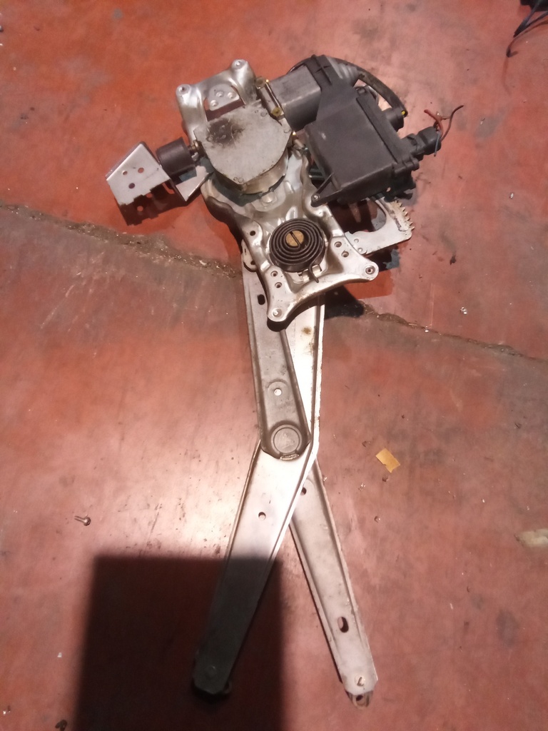 Elevalunas delantero izquierdo Opel Vectra '90