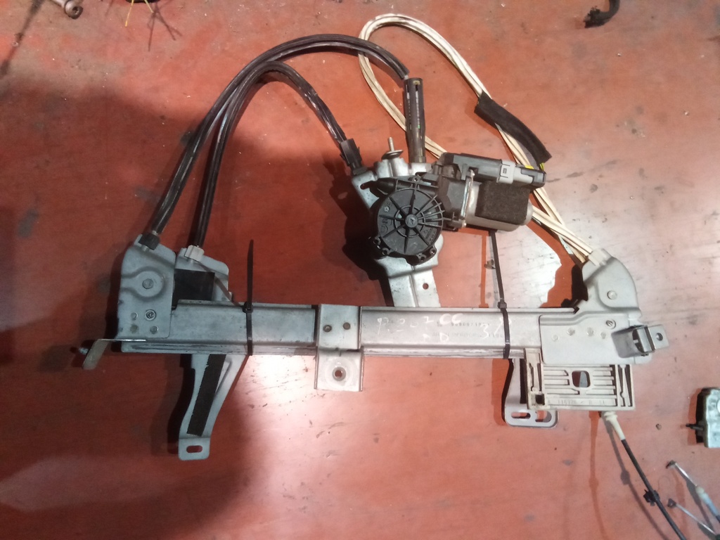 Elevalunas delantero derecho Peugeot 207cc '08