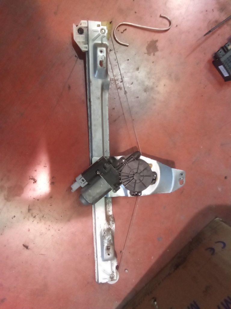 Elevalunas trasero izquierdo citroen c4 gran picasso '07