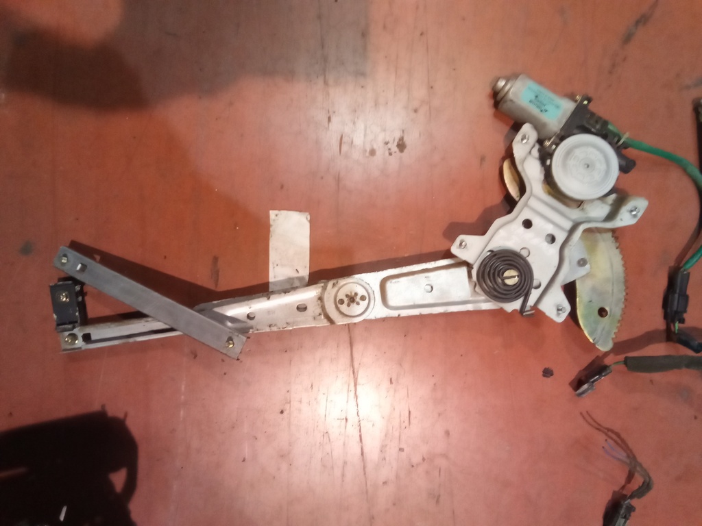 Elevalunas trasero izquierdo Kia carens '04