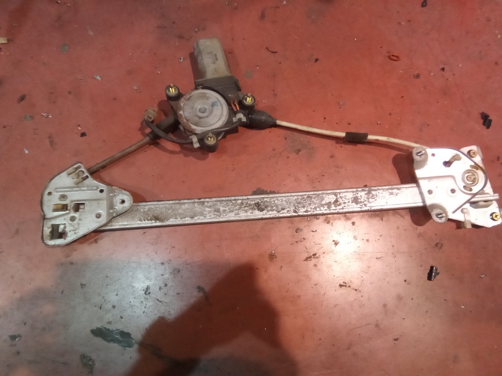 Elevaluna delantero derecho mazda demio '99