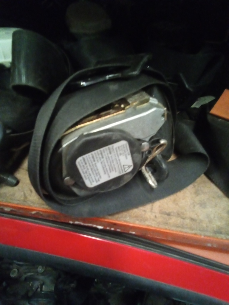 Cinturon delantero izquierdo ford fiesta '04