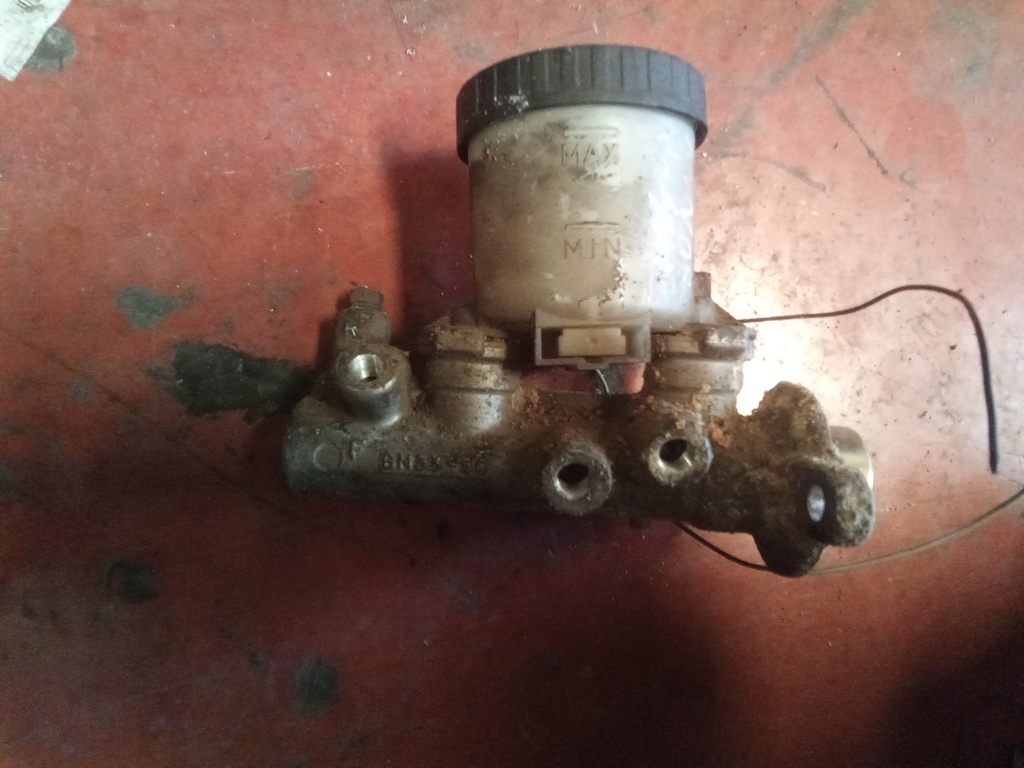 Bomba de freno Nissan bluebird '02