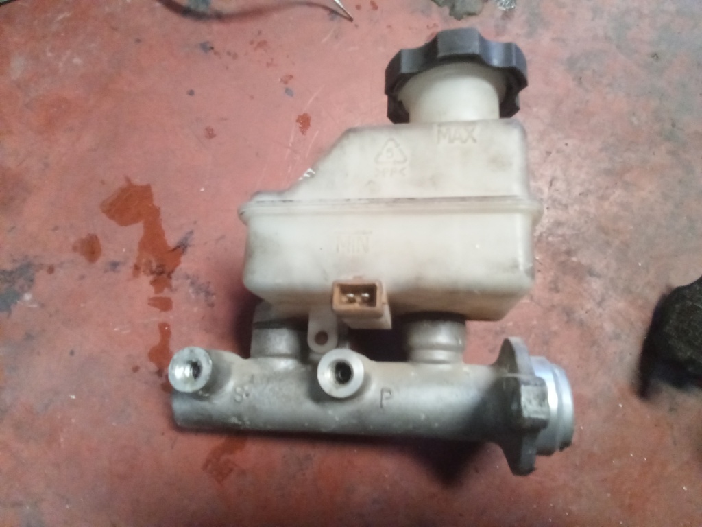 Bomba de freno Hyundai coupe 1.6i '98