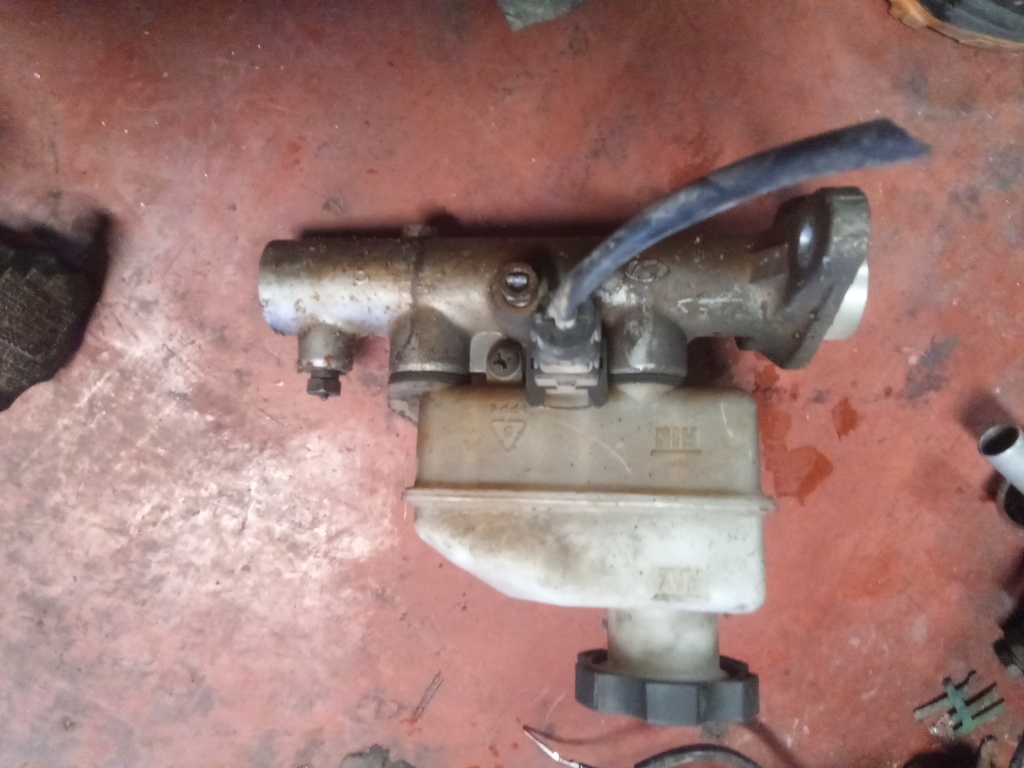 Bomba de freno Hyundai coupe 2.7i '03