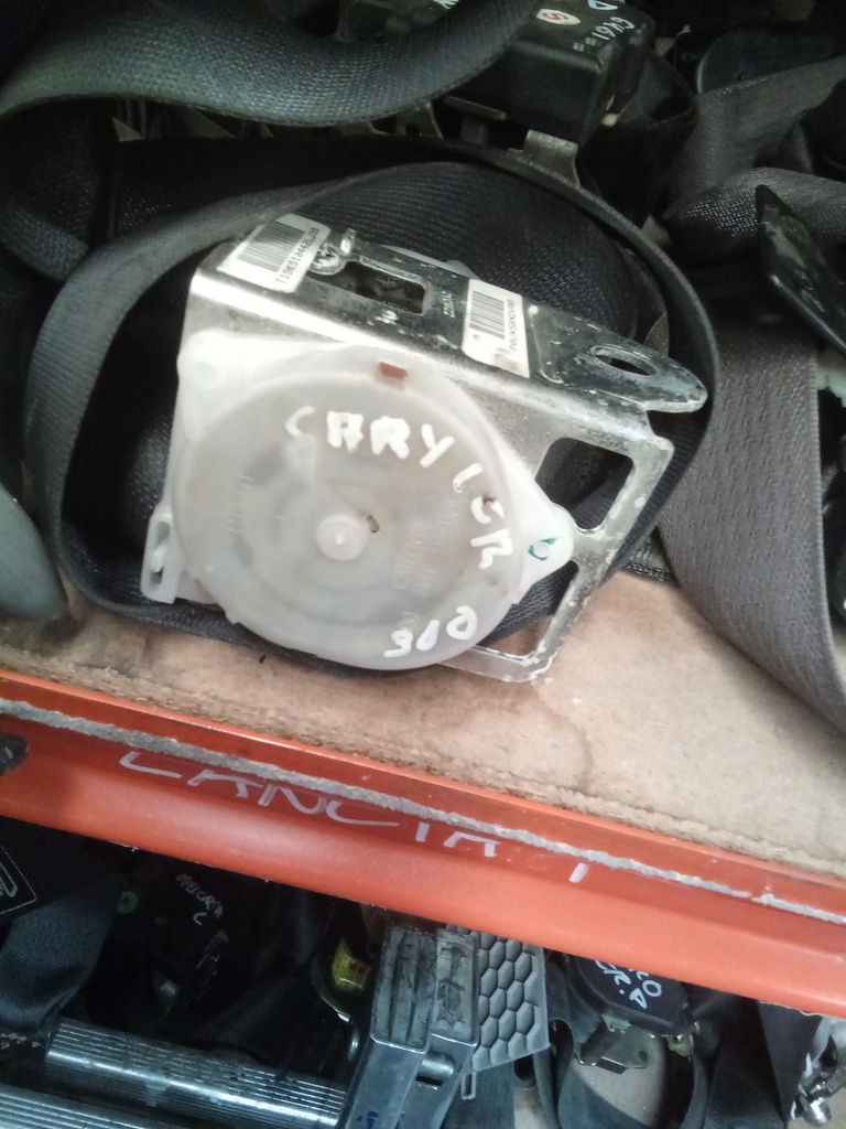 Cinturon trasero izquierdo chrysler 300 '05