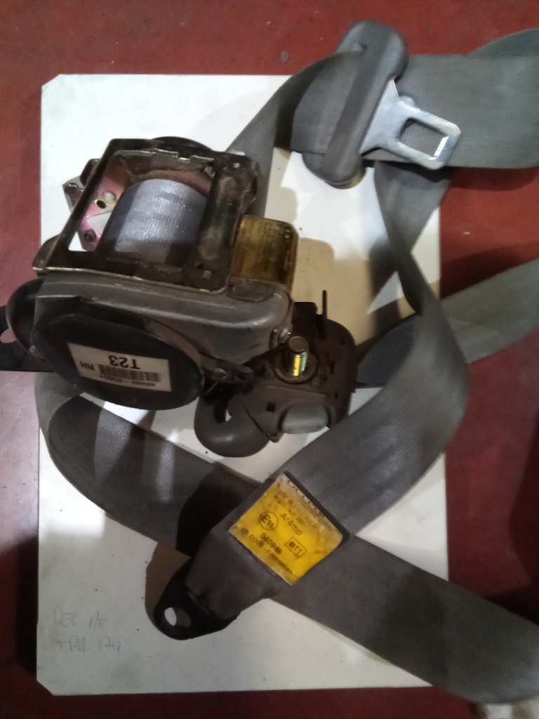 Cinturon delantero derecho hyundai accent '01