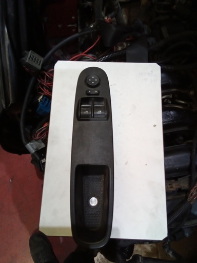 [735500050] Botonera eleva lunas izquierda fiat punto '05