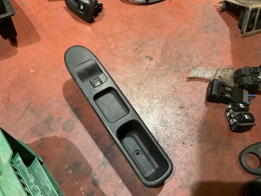 [Sin referencia] Botonera eleva lunas derecha peugeot 307 ‘05