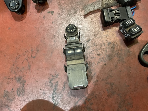 [Sin referencia] Botonera eleva lunas peugeot 308 ‘07