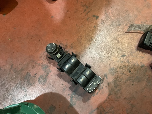 [Sin referencia] Botonera eleva lunas 5p peugeot 207 ‘07