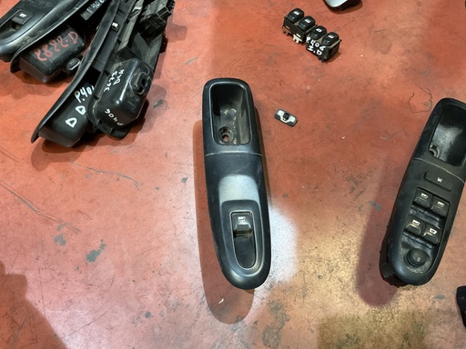 [Sin referencia] Botonera eleva lunas derecha peugeot 406 ‘03