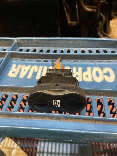 [Sin referencia] Botonera eleva lunas dacia sandero ‘01