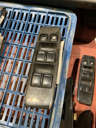 [Sin referencia] Botonera eleva lunas nissan primera '04