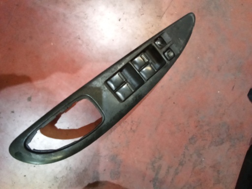 Botonera eleva lunas nissan primera '02