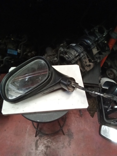 [010418] Retrovisor izquierdo manual mitsubishi carisma '95