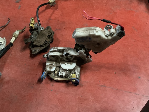 [Sin referencia] Cerradura delantera izquierda nissan vanette ‘98