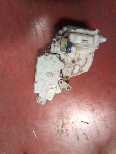 Cerradura trasera derecha Nissan primera '99