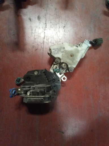 Cerradura delantera derecha Nissan Almera '02