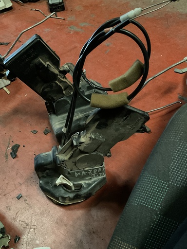 [Sin referencia] Cerradura trasera derecha mazda 6 ‘02