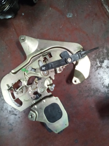 Cerradura trasera izquierda Kia Carnival '05