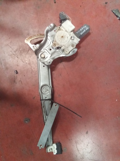 [698100550] Elevalunas delantero derecho Toyota Avensis '05